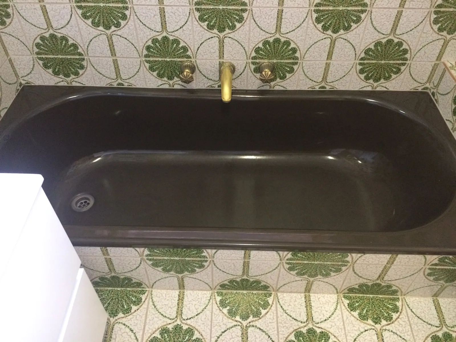 Before: a bath resurfaced by Ultraglaze