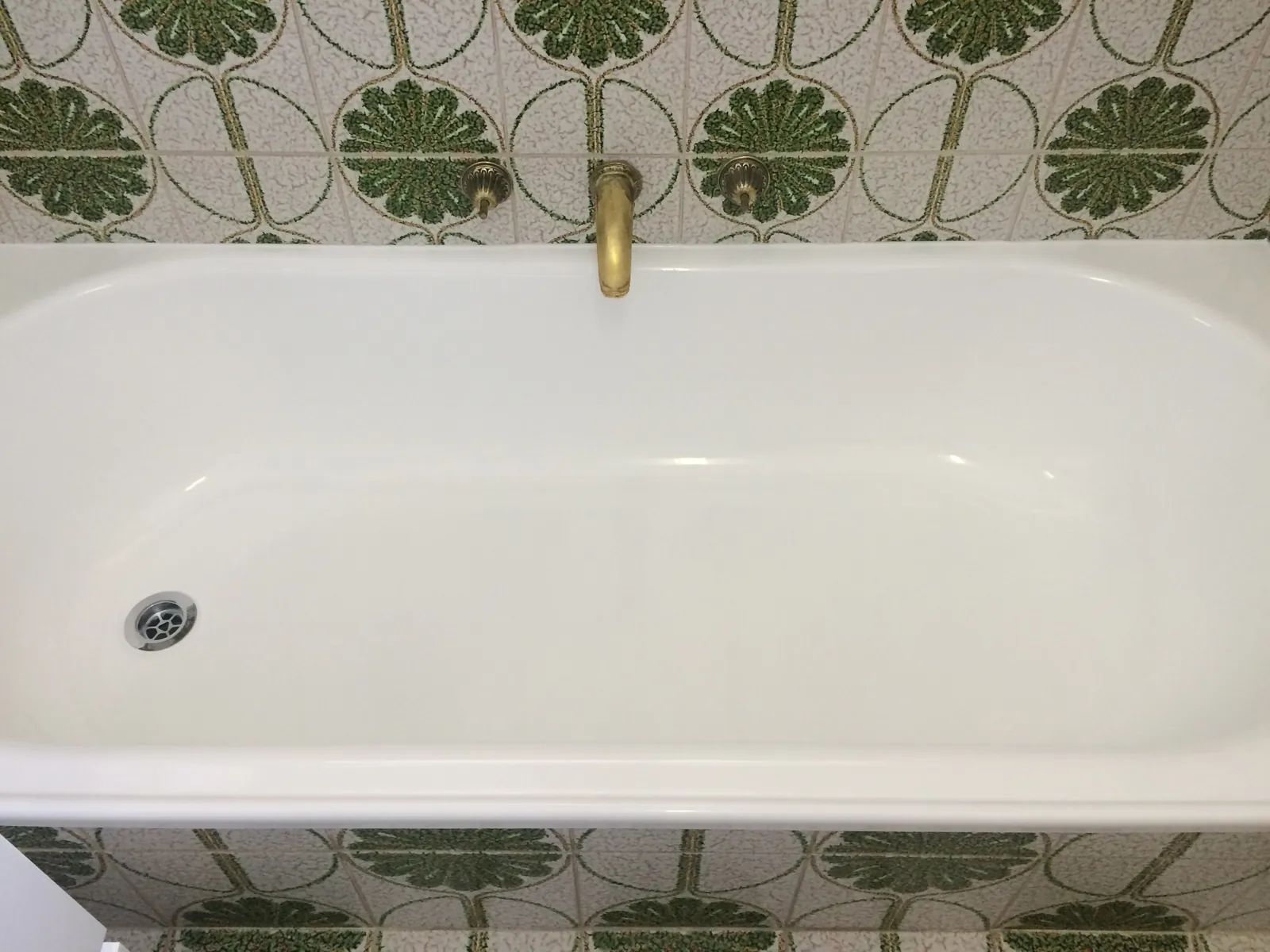 After: a bath resurfaced by Ultraglaze