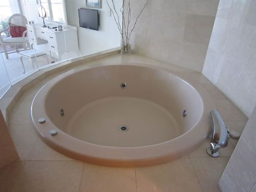 Before: a spa bath resurfaced by Ultraglaze